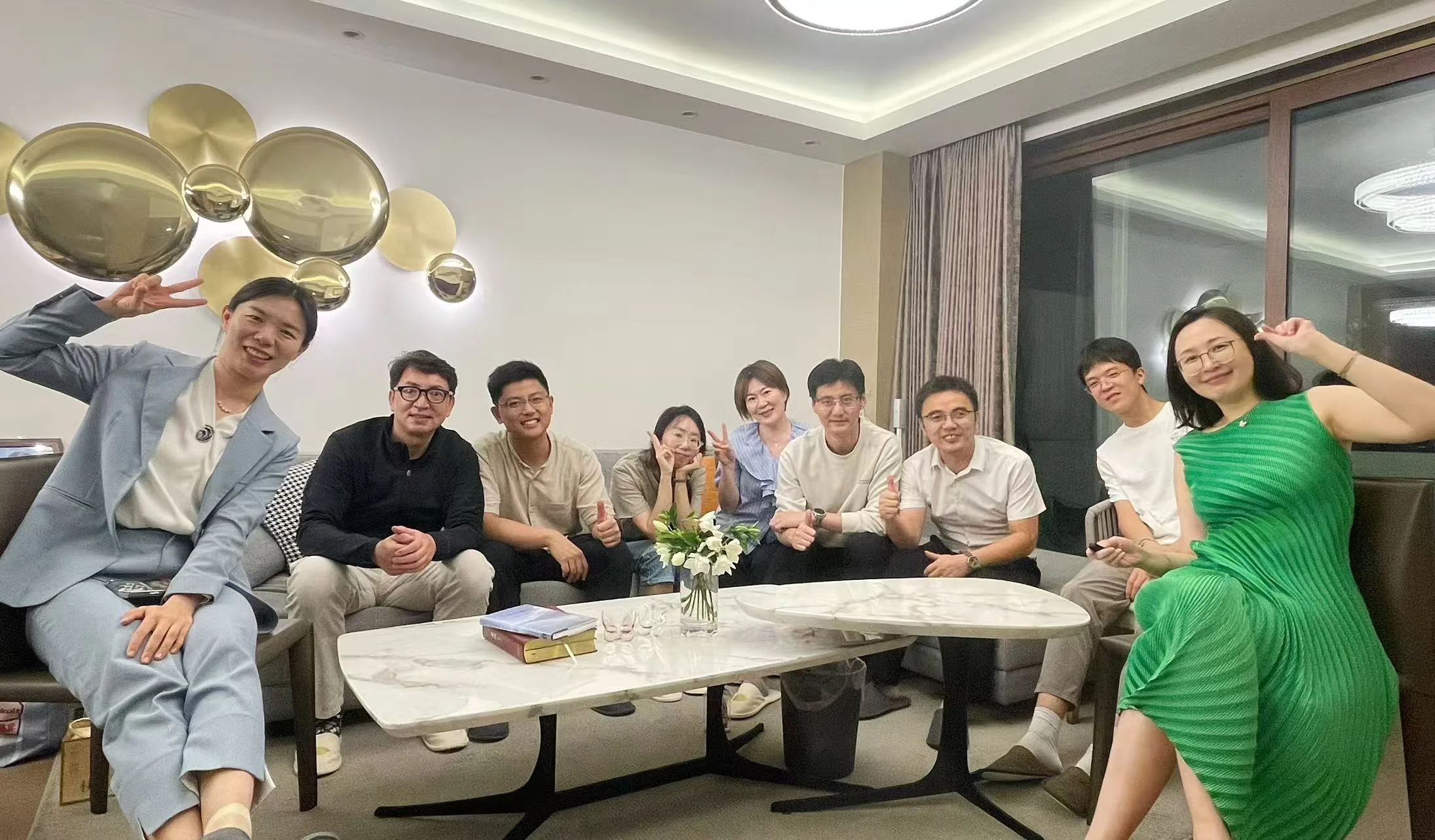 小组成员在客厅合影